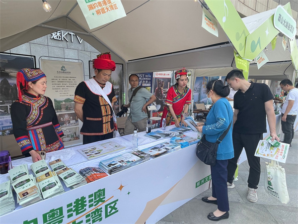 佛山市民在郴州文旅市集特色攤位前咨詢.jpg
