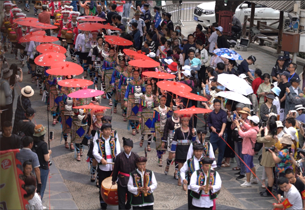 2023年4月20日肇興侗寨侗族姑娘挑禮物擔(dān)游街（縣融媒體中心 提供）1.jpg