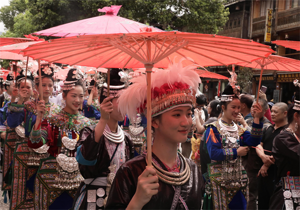 2023年4月20日肇興侗寨侗族姑娘身穿盛裝游行（縣融媒體中心 提供）.jpg