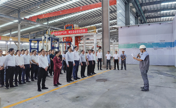 圖1：馳陽年產(chǎn)90萬立方 ALC 新型墻材生產(chǎn)線項(xiàng)目投產(chǎn)現(xiàn)場 陳澤浩攝.jpg