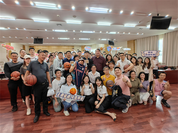 2、徐杰與博羅球迷合影 - 復(fù)件(1).jpg