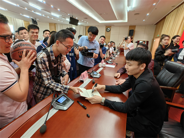 3、徐杰與博羅球迷互動(dòng) - 復(fù)件(1).jpg