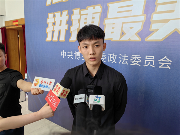 4、徐杰在接受媒體采訪 - 復(fù)件(1).jpg