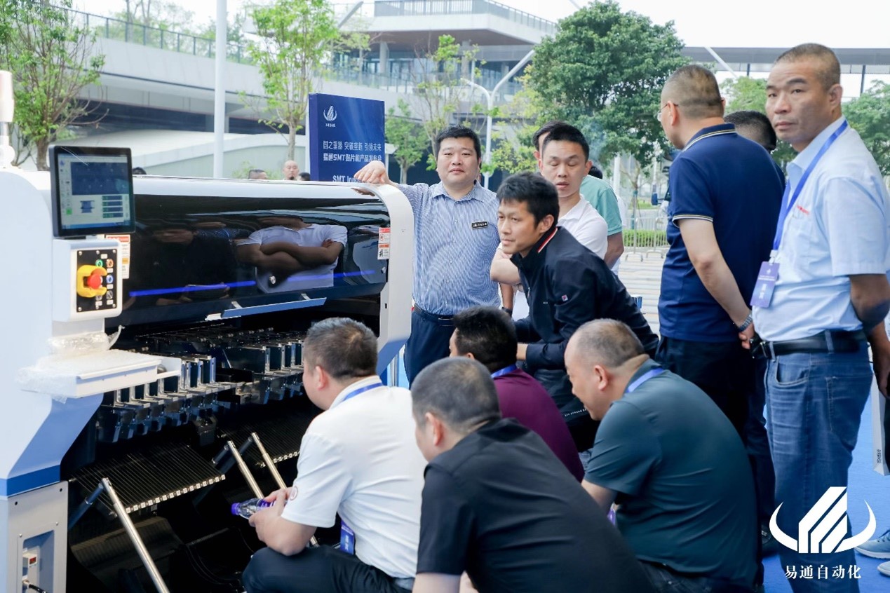 圖片四：嘉賓參觀易通榮耀系列YT20S通用型貼片機(jī)新品.jpg