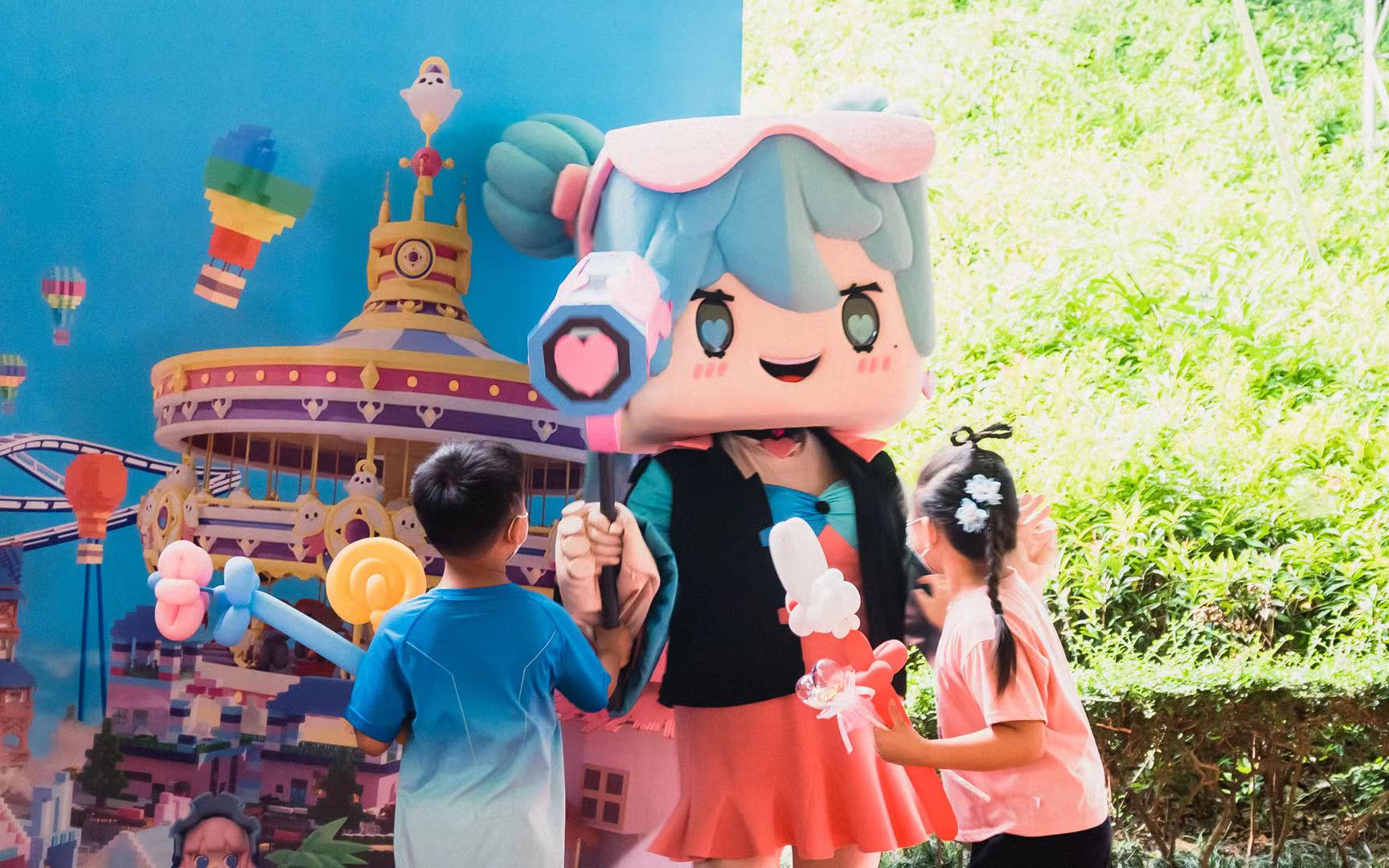 小朋友在深圳歡樂谷與迷萌家族互動.jpg