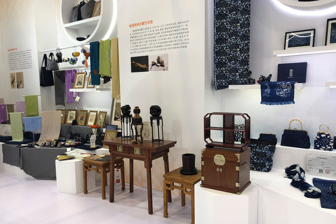 曹裕興染坊藍(lán)印花布、林韻堂紅木、一莊仿真繡等版權(quán)作品等綜合展示南通其他產(chǎn)業(yè)版權(quán)領(lǐng)域的發(fā)展成果。.jpg