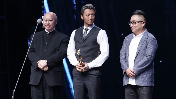 (左起)英皇電影COO邱漢雄、霆鋒、新麗電影CEO李寧代表《海關(guān)戰(zhàn)線》領(lǐng)取「抖音電影年度期待電影」大獎.jpg