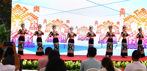 圖2：陵水非遺節(jié)目《鼻簫舞韻》在閉幕式現(xiàn)場(chǎng)演出.jpg
