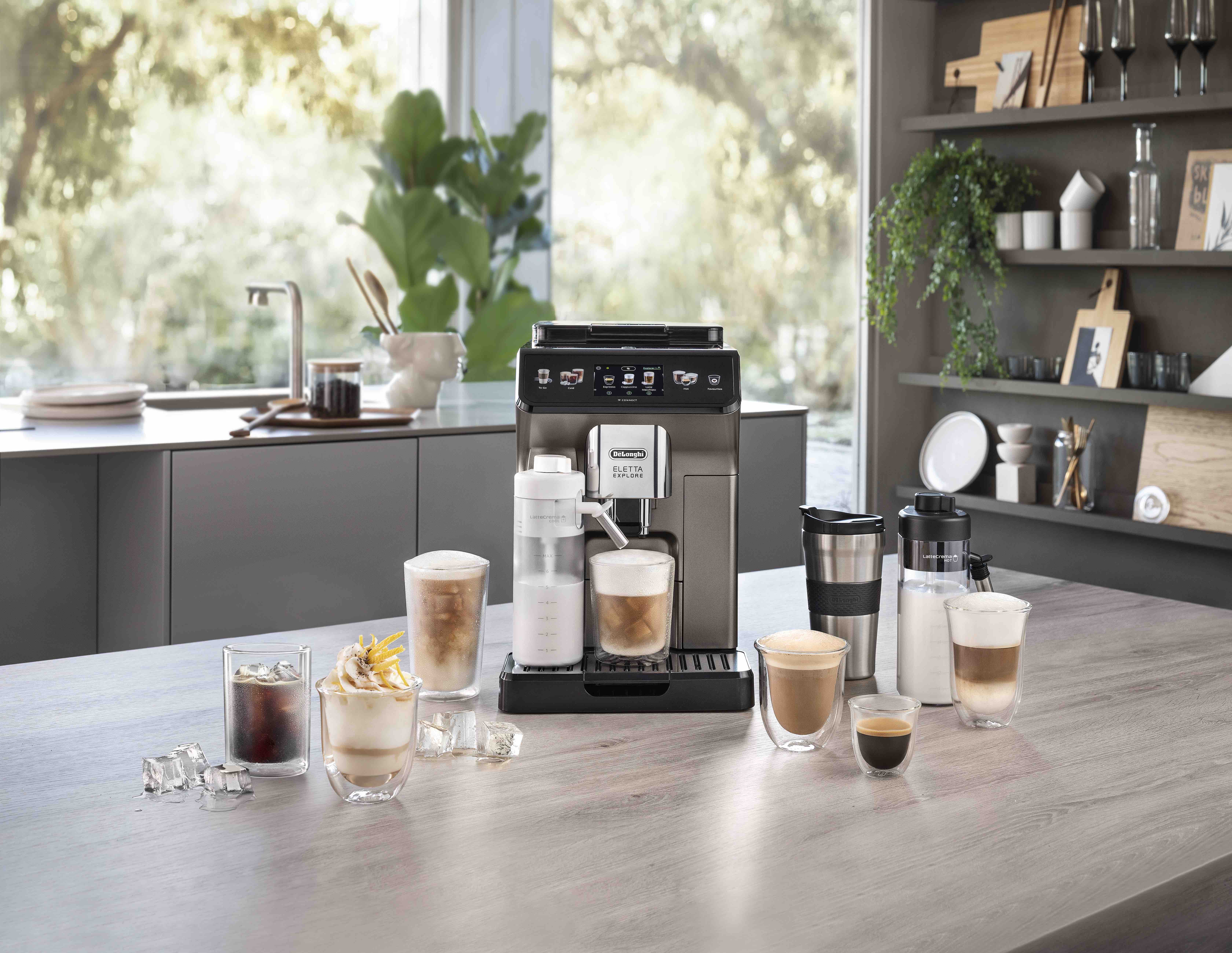 De'Longhi Eletta Explore_Perfect screen Lifestyle.jpg