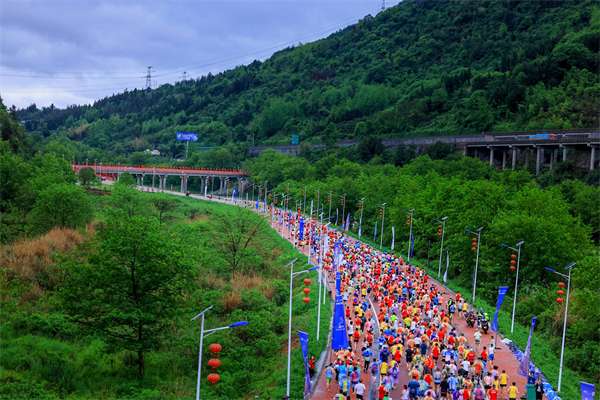 梵凈山賽道迎來(lái)全球各地的馬拉松參賽者.jpg