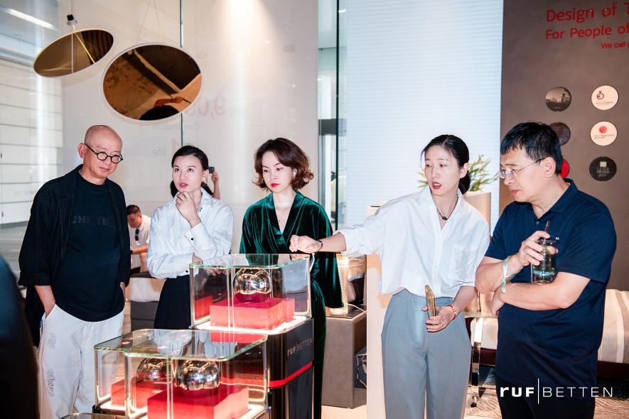 開幕現(xiàn)場來賓了解RUF BETTEN睡眠系統(tǒng)理念.jpg