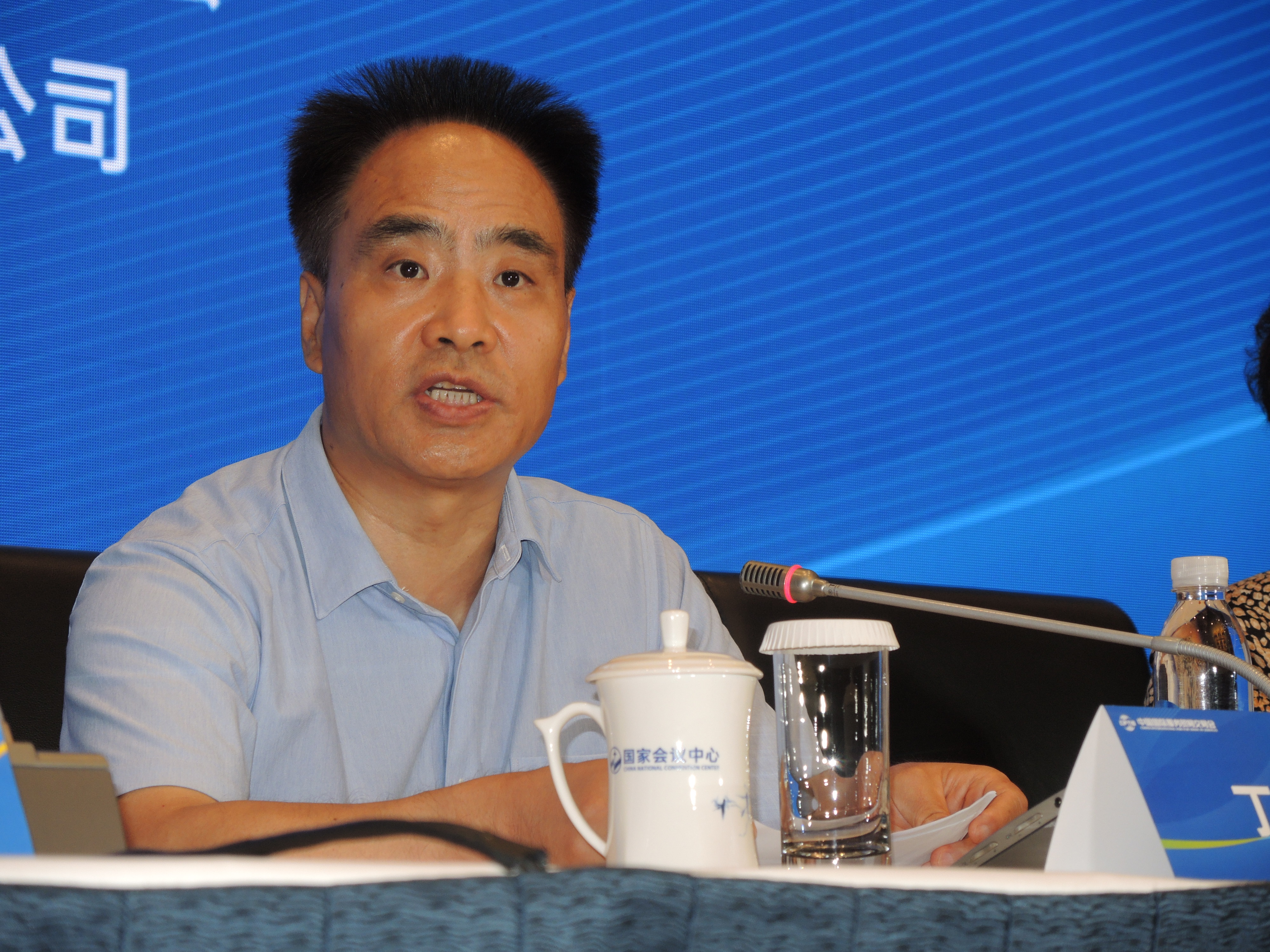 圖片2 北京市住房和城鄉(xiāng)建設(shè)委員會副主任丁勝介紹工程咨詢與建筑服務(wù)專題展的相關(guān)情況.JPG