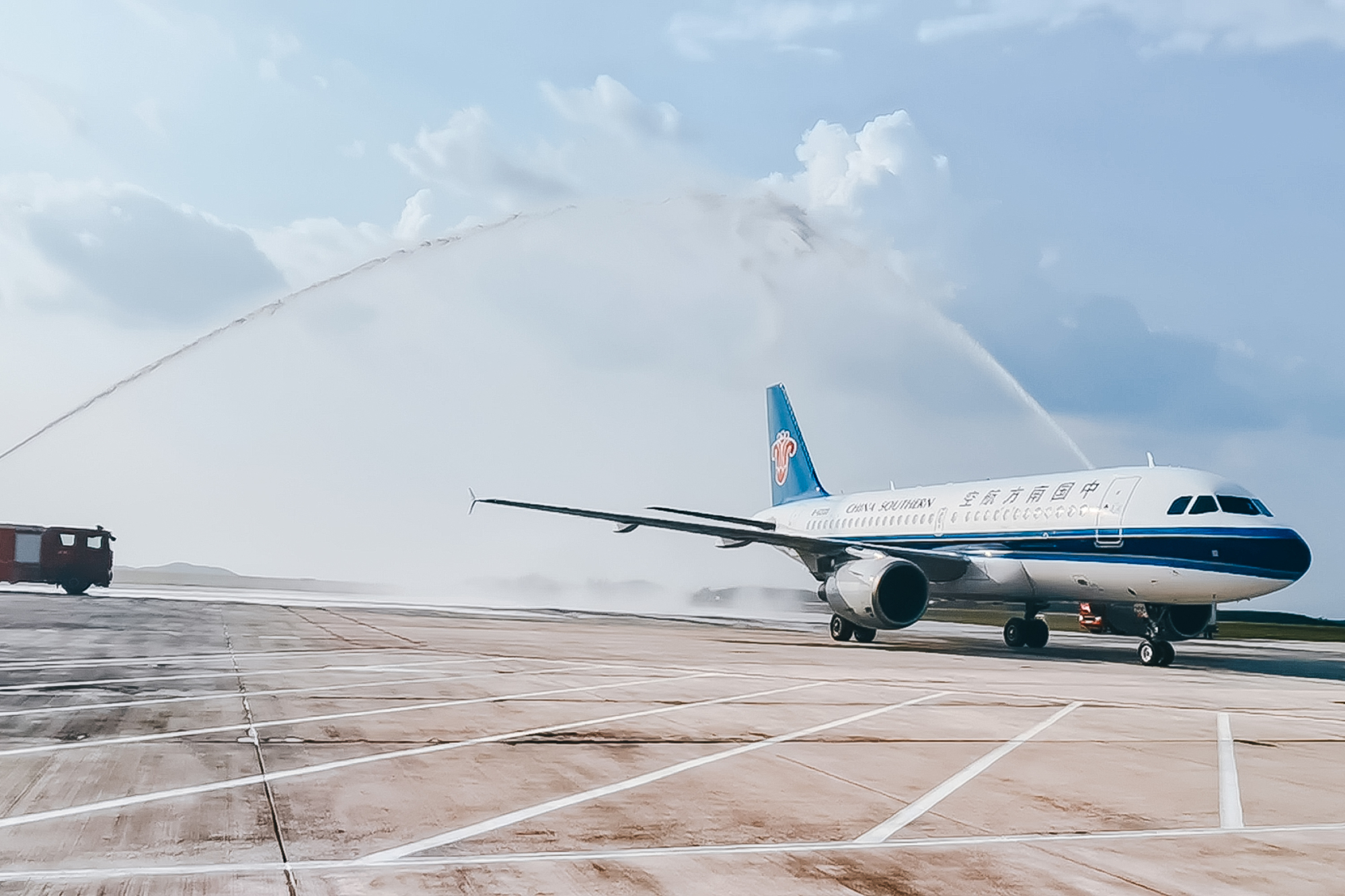 2、CZ5357航班飛抵湘西邊城機(jī)場過水門儀式.jpg