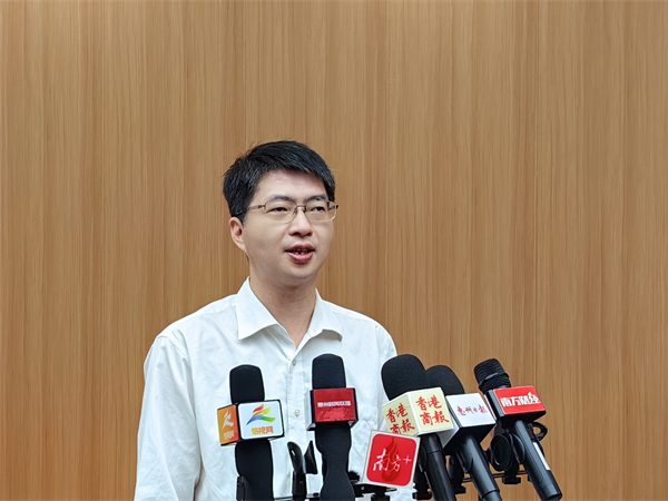 1、仲愷高新區(qū)管委會(huì)副主任田勝思在接受媒體採(cǎi)訪（攝影：盧偉） - 復(fù)件(1).jpg