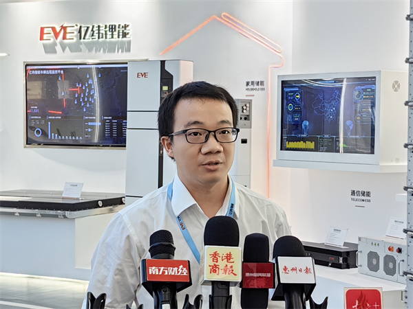 3、億緯儲(chǔ)能市場(chǎng)部市場(chǎng)研究經(jīng)理蔡鵬接受媒體採(cǎi)訪（攝影：盧偉）_編輯 - 復(fù)件(1).jpg