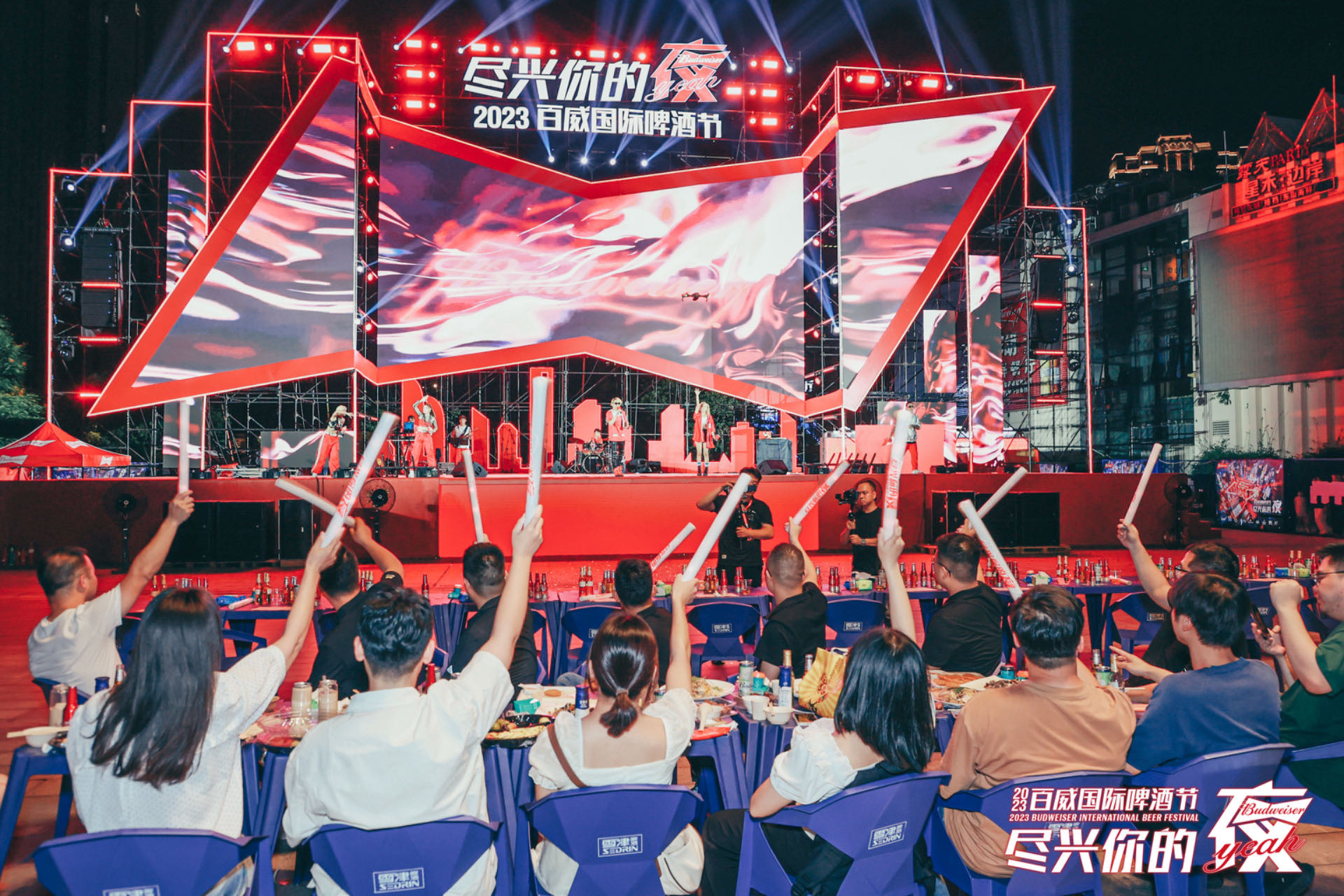 圖2 啤酒節(jié)歌舞表演、激情樂(lè)隊(duì)等精彩節(jié)目.JPG