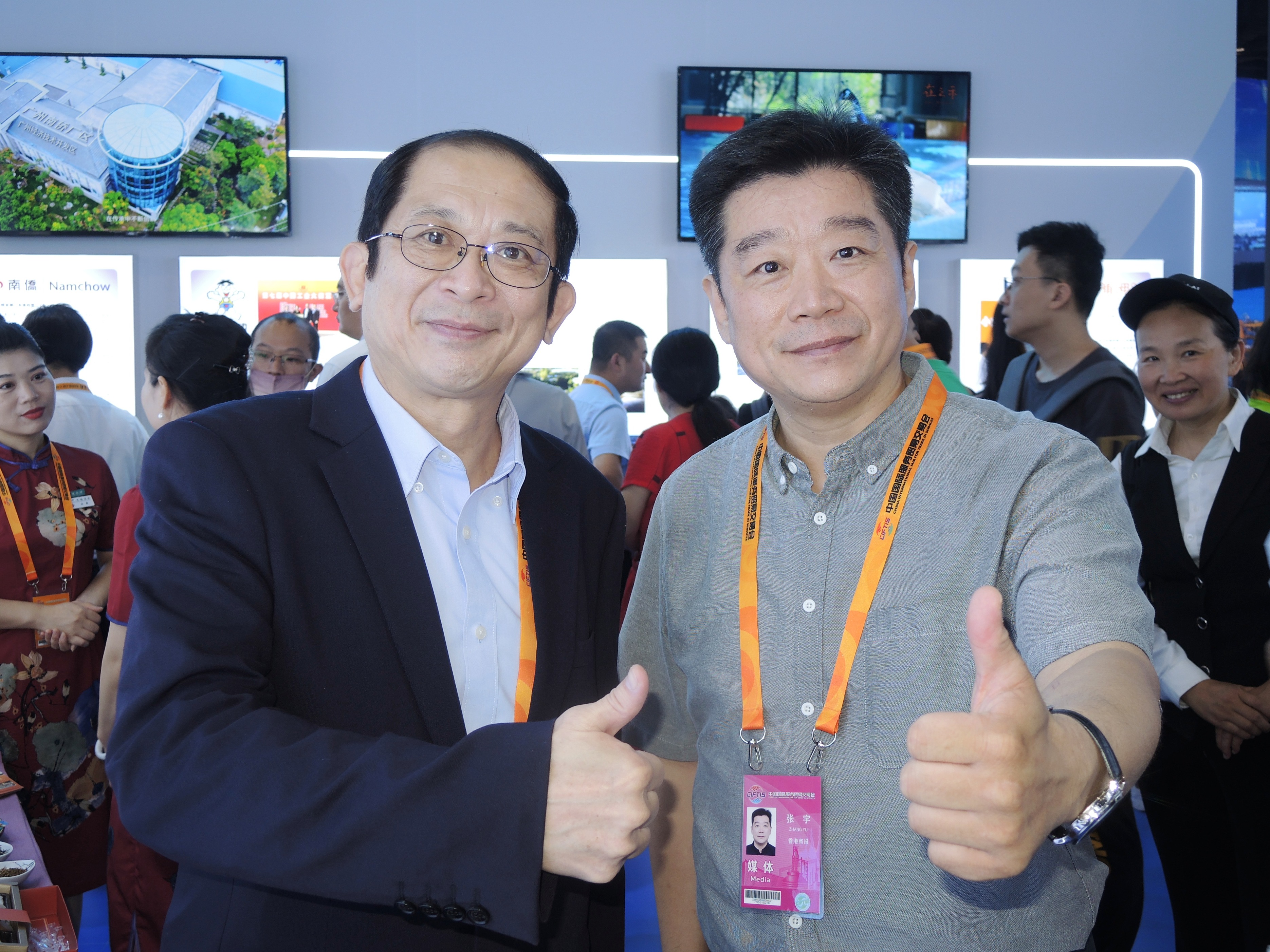 圖片3：鼎泰豐總經(jīng)理楊炳坤和記者共同為本屆服貿(mào)會和臺灣道地月餅“點讃“.jpg