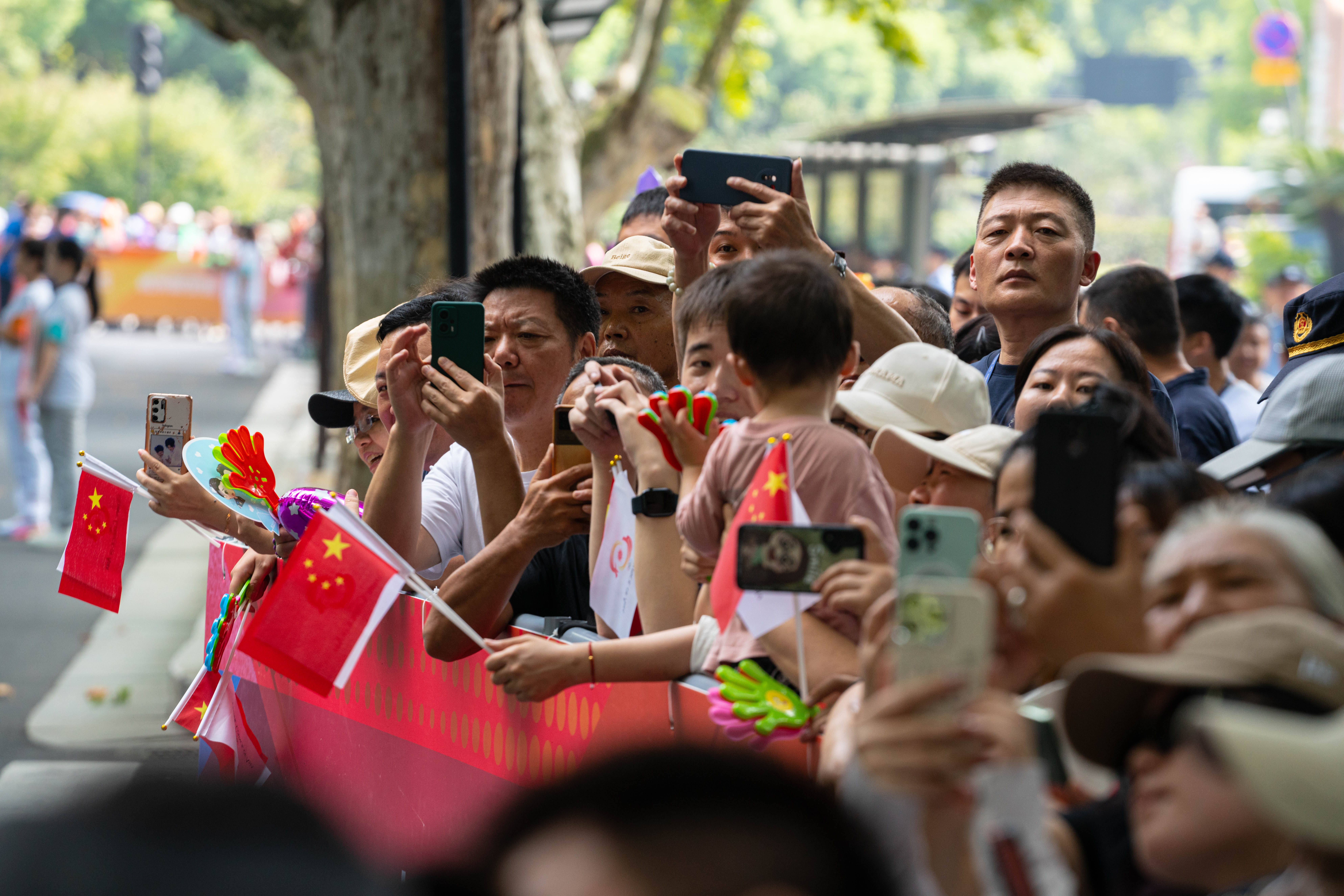 圖3圖說：北山街 群眾翹首以盼 姜海峰攝.jpg