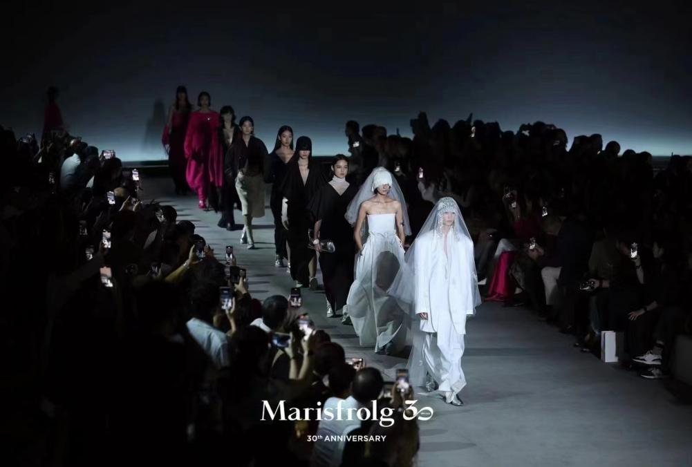 2024深圳時裝周吸引眾多行業(yè)大咖設計師及知名本土品牌聚焦深圳龍華時尚文化的舞臺。深圳特區(qū)報記者 楊明銘 吳禾昆 通訊員 朱賽賽 謝冰冰 攝.png