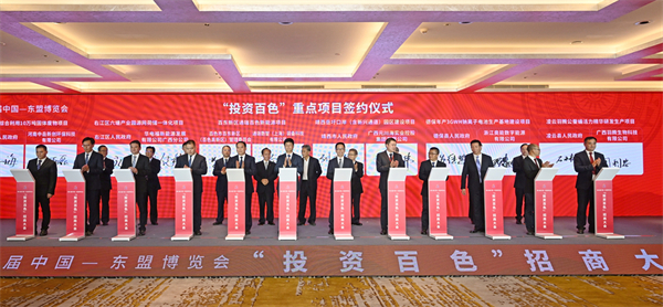 2、簽約現(xiàn)場。周福寧 攝.JPG