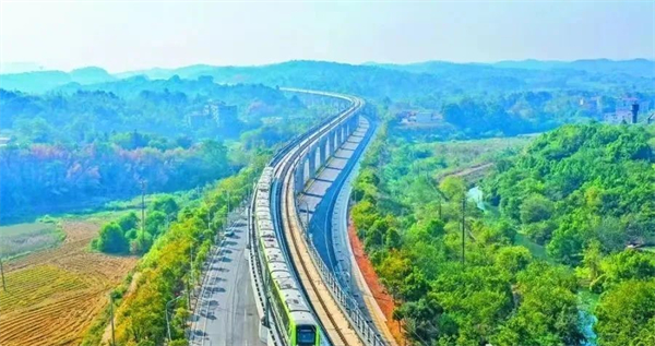 長株潭城際軌道西環(huán)線一期試運行的車組駛向湘潭北站。（記者 方陽 攝）.jpg