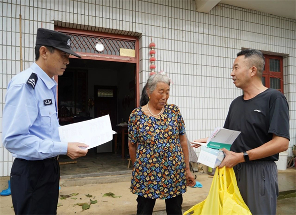 2.安徽巢湖：政策宣講送上門 護航秋收不停歇.jpg