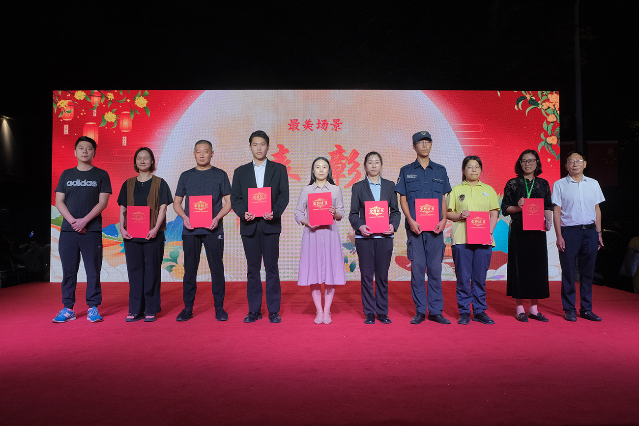 三橋社區(qū)20名「最美網(wǎng)格員」「最美微網(wǎng)格員」「最美物業(yè)人」「最美志願者」獲表彰。.jpg