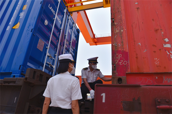 3、增城海關(guān)關(guān)員對(duì)中歐班列貨物進(jìn)行現(xiàn)場(chǎng)監(jiān)管 濮宣攝.jpg