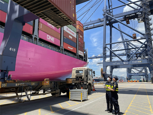 2、大鵬海關(guān)監(jiān)管全球最大的集裝箱貨輪之一 謝克宇 攝.jpg