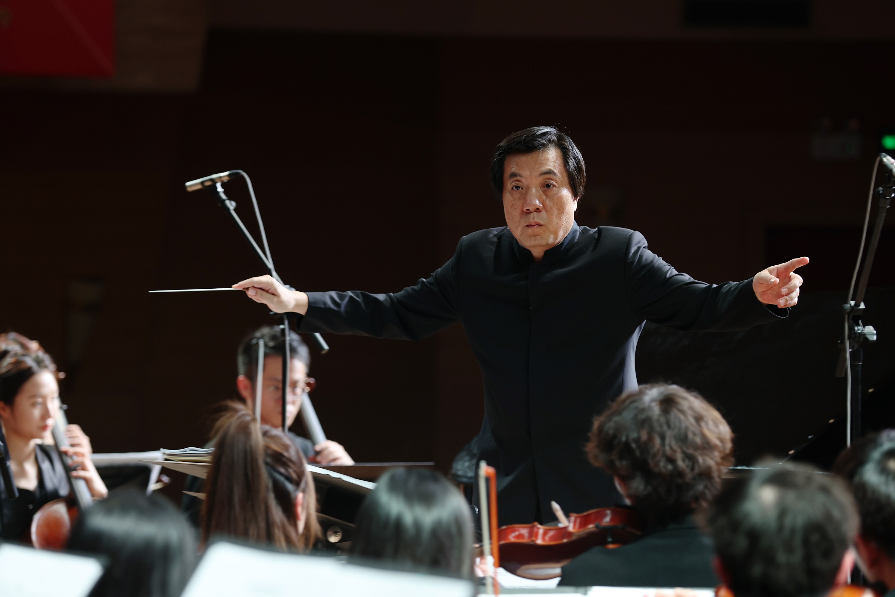 3 著名指揮家、知名校友范燾執(zhí)棒指揮.jpg