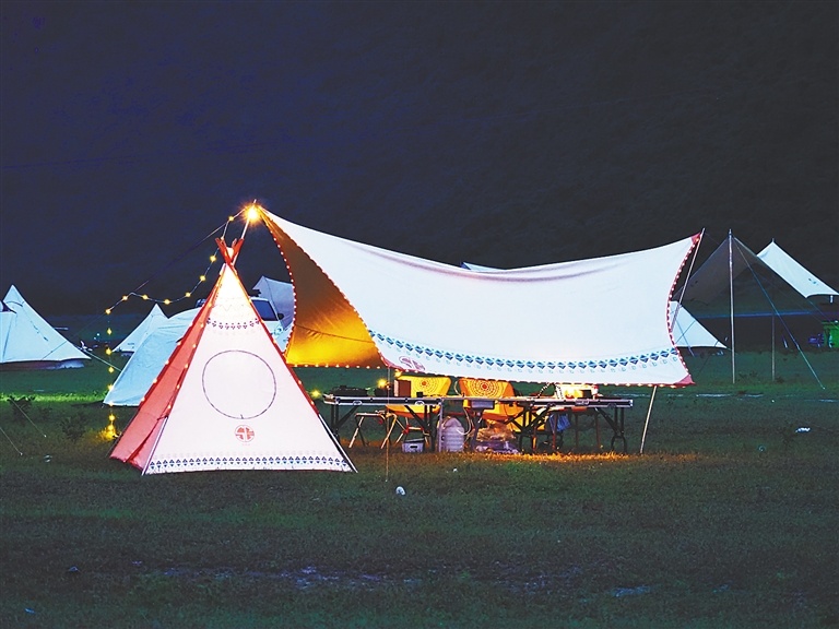 圖2 水邊支起帳篷天幕，氣氛拉滿。.jpeg