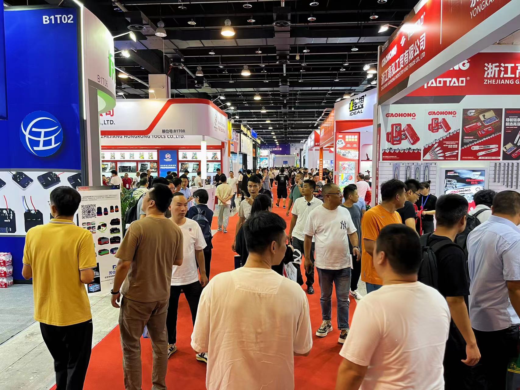 圖3圖說(shuō)：參展觀眾絡(luò)繹不絕 郭興超攝.jpg