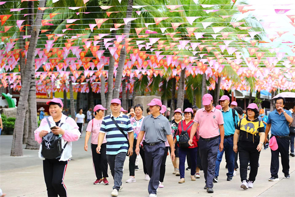 圖2 重陽(yáng)節(jié)近萬(wàn)名老年人湧入南山登高望遠(yuǎn)，感受南山福壽文化。.jpg