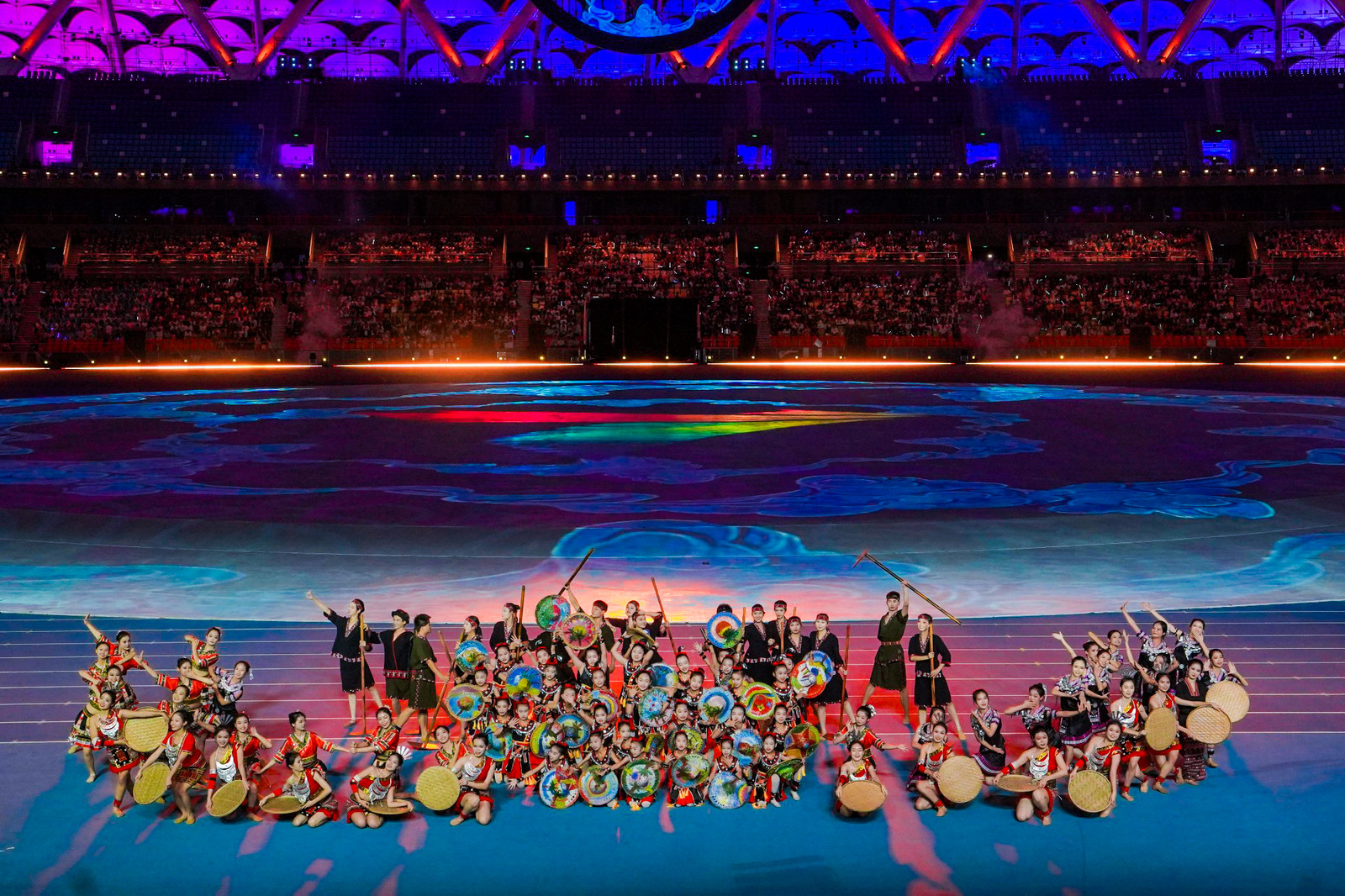 頂圖：海南省第七屆少數(shù)民族傳統(tǒng)體育運(yùn)動(dòng)會(huì)開(kāi)幕式文體演出（圖片來(lái)源：海南省七屆民族運(yùn)動(dòng)會(huì)執(zhí)委會(huì)）.jpeg