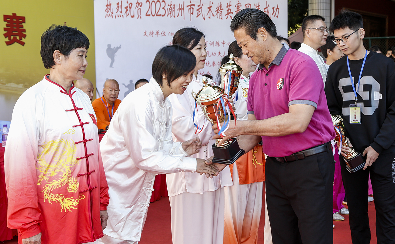 5，潮州市武術(shù)協(xié)會會長黃林周為獲獎?wù)哳C獎.jpg