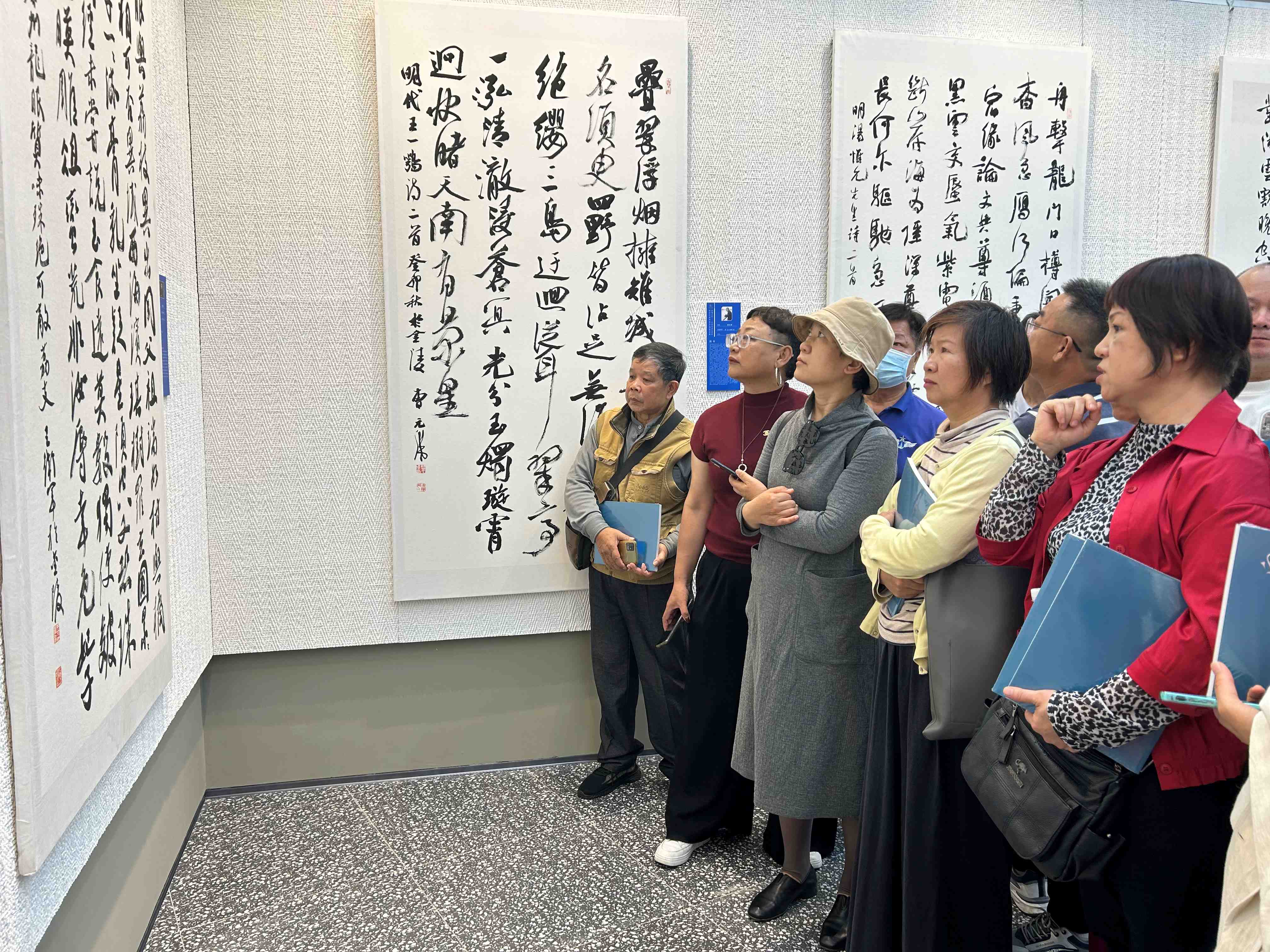圖二：與會(huì)嘉賓觀展.jpg