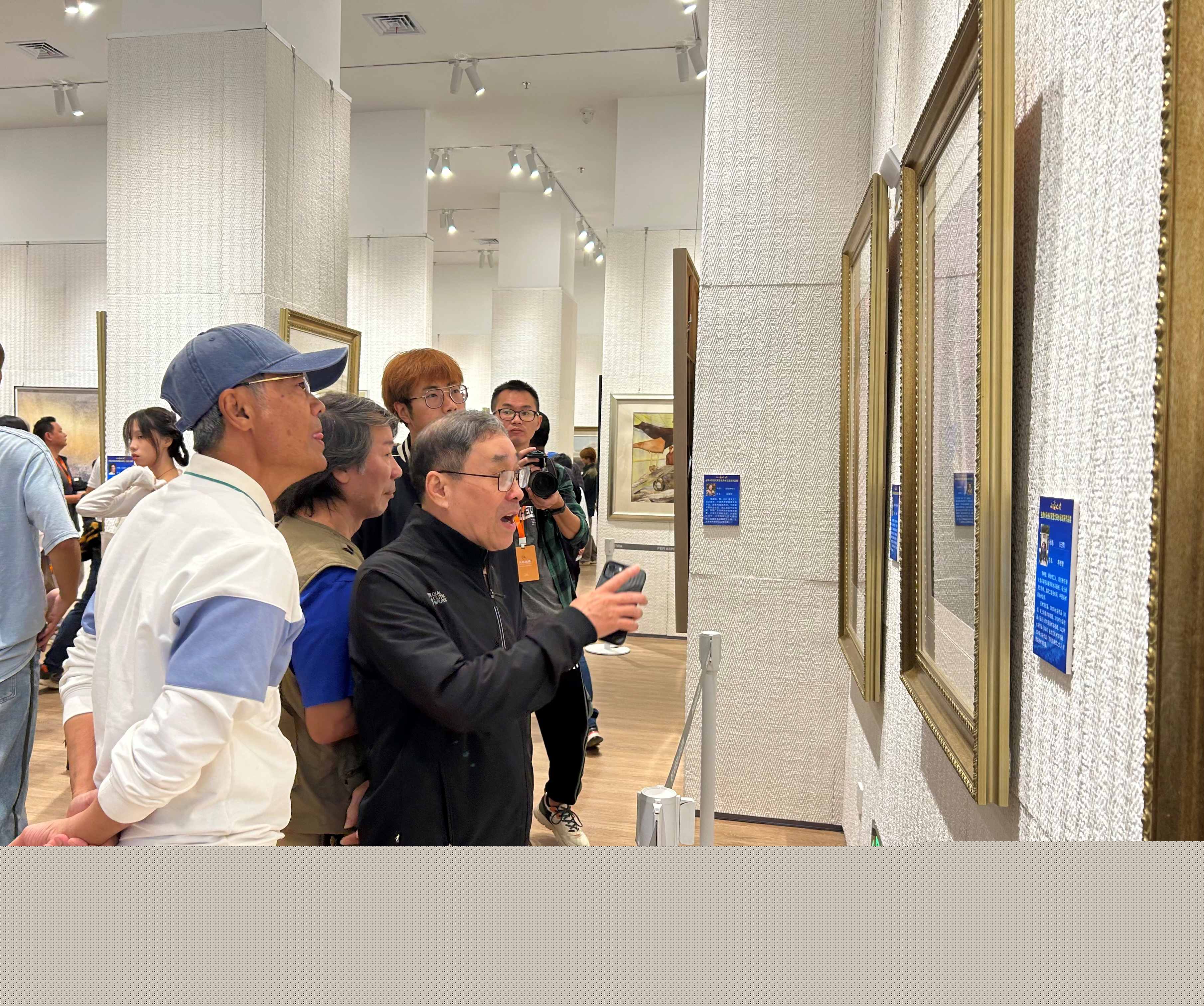 圖二：與會嘉賓觀展 (1).jpg