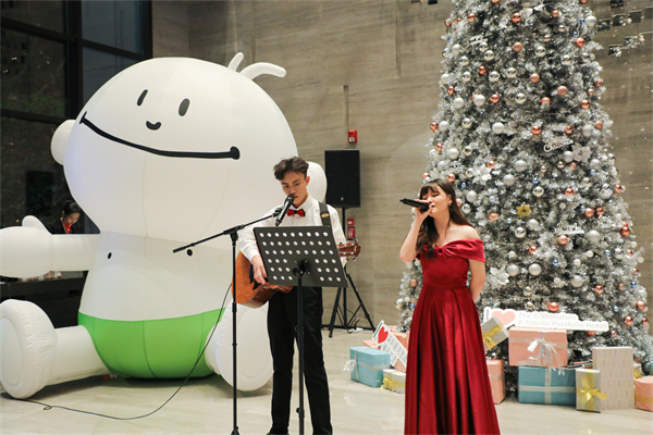 酒店員工發(fā)揮才藝 組成樂隊(duì)進(jìn)行暖場表演.jpg