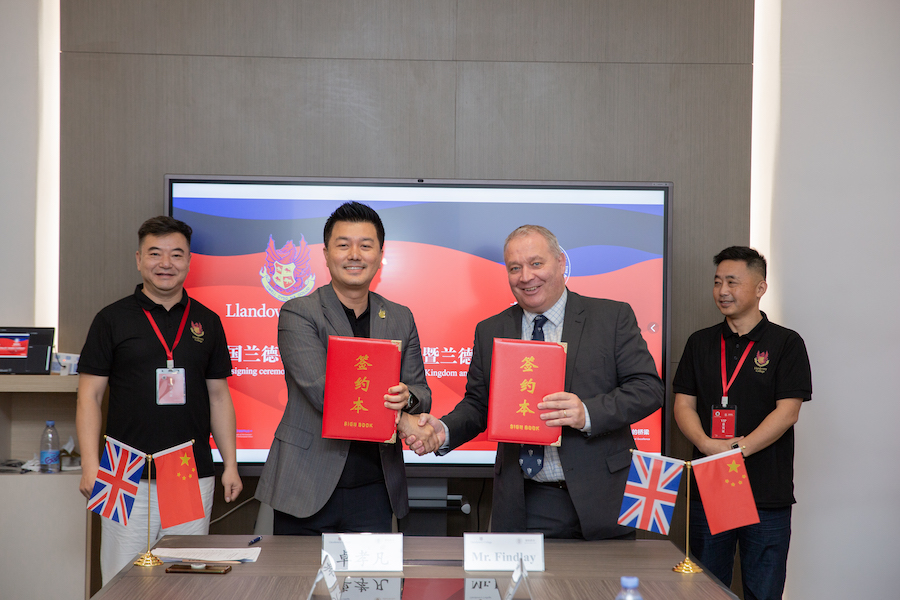 1 蓁晗教育與英國蘭德福瑞簽約的副本.jpg