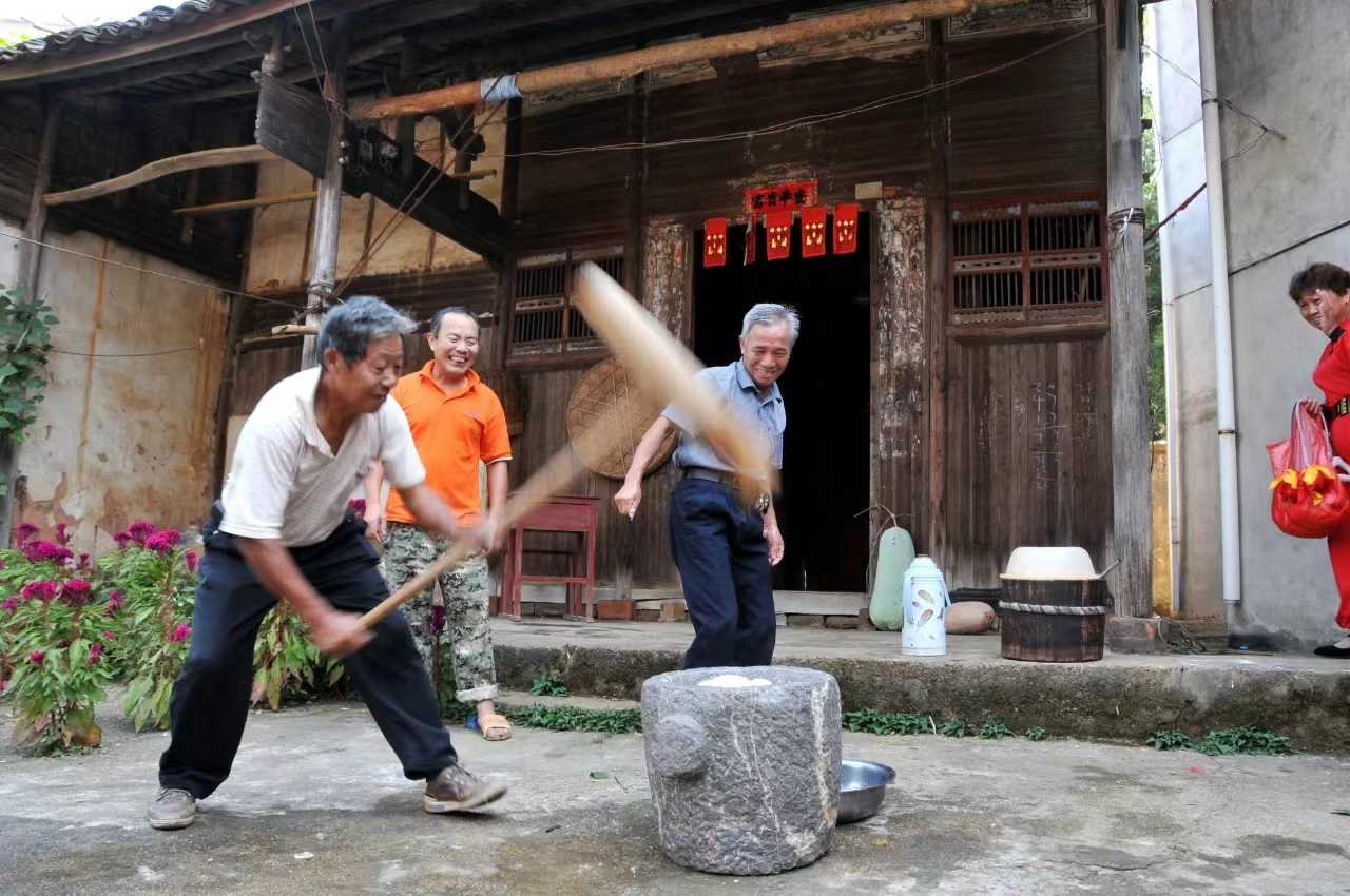 圖三 萬年農(nóng)村至今過年時節(jié)家家打米糕.jpg