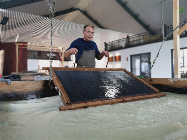 圖3:國家級連四紙制作技藝非遺傳承人章仕康抄紙.jpg