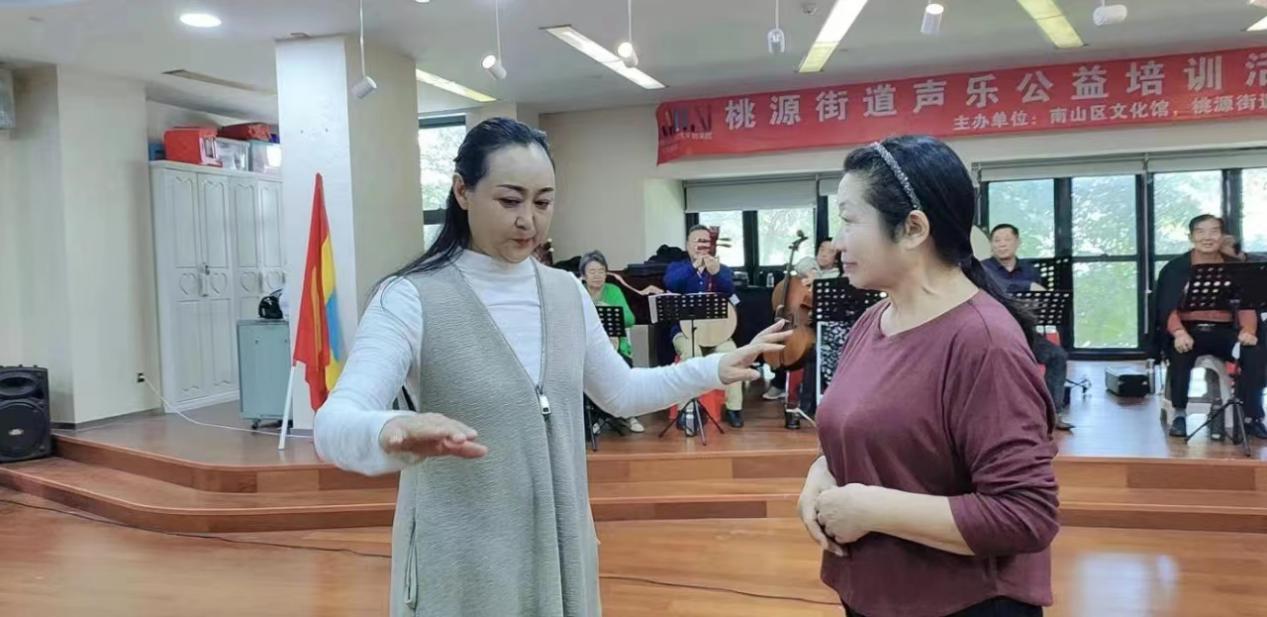 宋艷秋老師為深圳市南山區(qū)桃源豫劇團(tuán)指導(dǎo)授課.jpg
