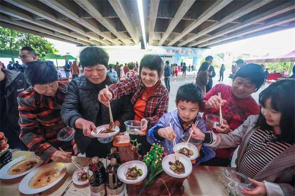 圖2為嘉賓品嚐菌菇 鄭文典攝.jpg