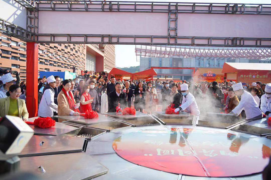 圖3為領(lǐng)導(dǎo)們?yōu)槎痢复箦仠珗A」開鍋 來源：漳州新聞.jpeg