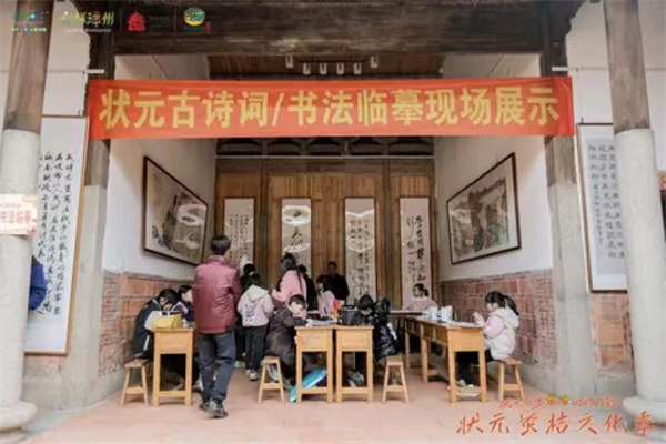 圖4為《狀元家訓(xùn)》 書法臨摹現(xiàn)場 來源：枋洋鎮(zhèn).jpg