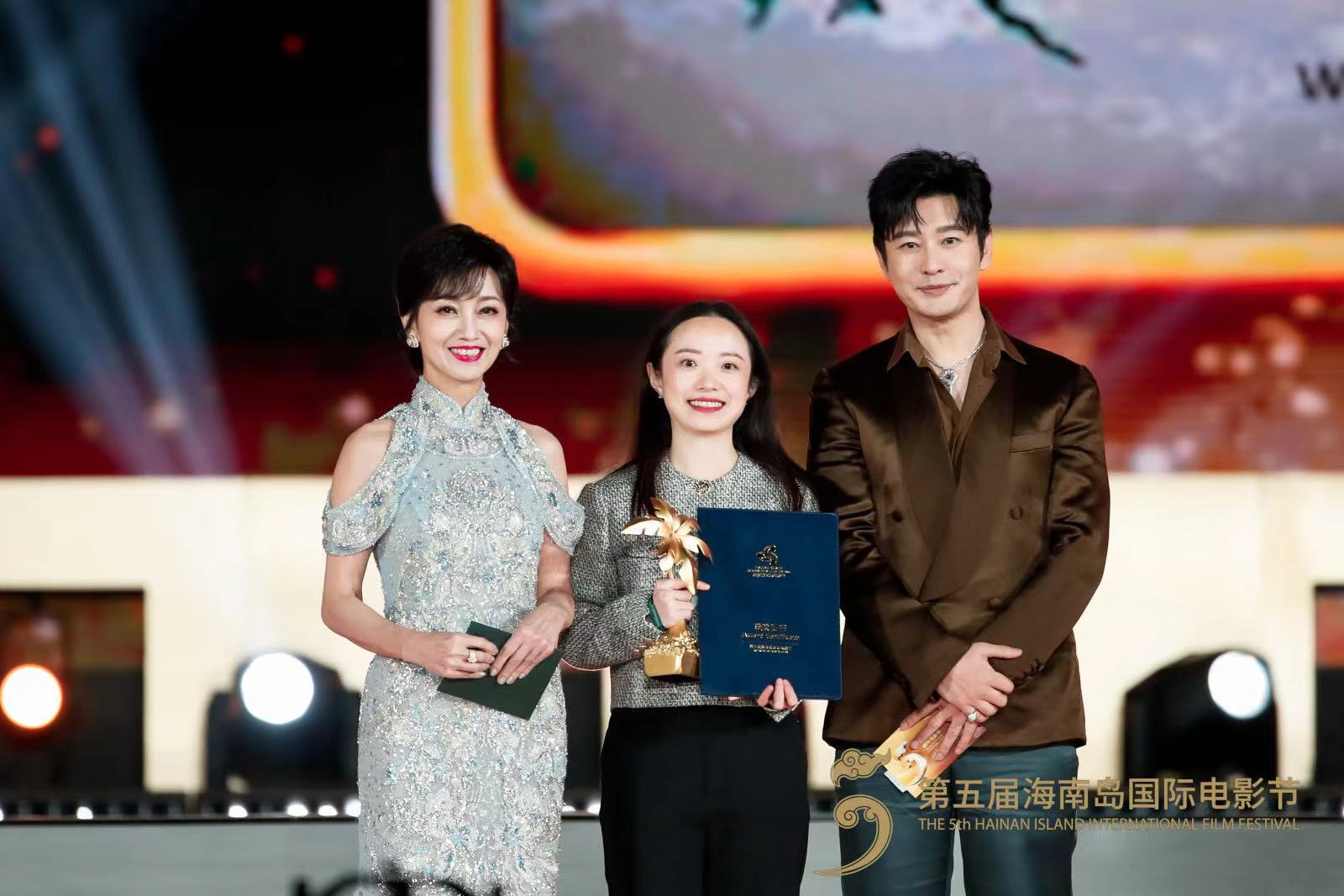 圖4  中國香港演員趙雅芝與中國內(nèi)地演員黃曉明共同為獲獎嘉賓頒獎.jpg