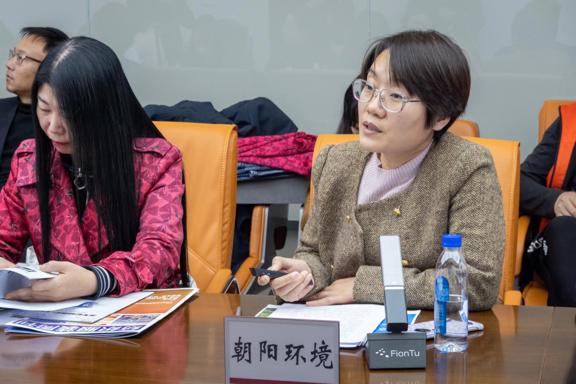 圖片五：北京朝陽環(huán)境集團(tuán)有限公司戰(zhàn)略投資部經(jīng)理、綠色經(jīng)濟(jì)協(xié)副會(huì)長張艷會(huì)進(jìn)行企業(yè)介紹.jpg