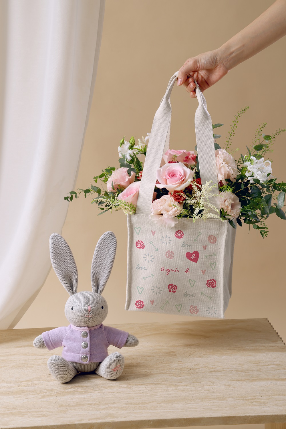 節(jié)日限定精美花袋顯心思 兔公仔倍添可愛氣息 (2).jpg