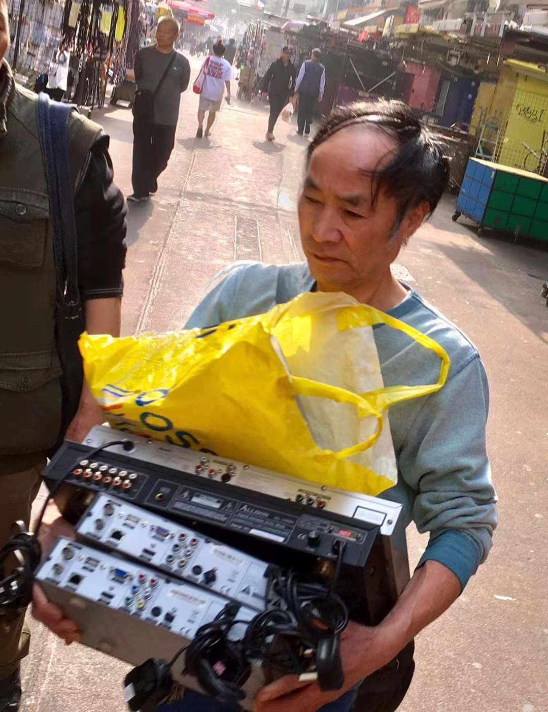 15、市場(chǎng)倒賣二手電器的小販?zhǔn)志X。.jpg