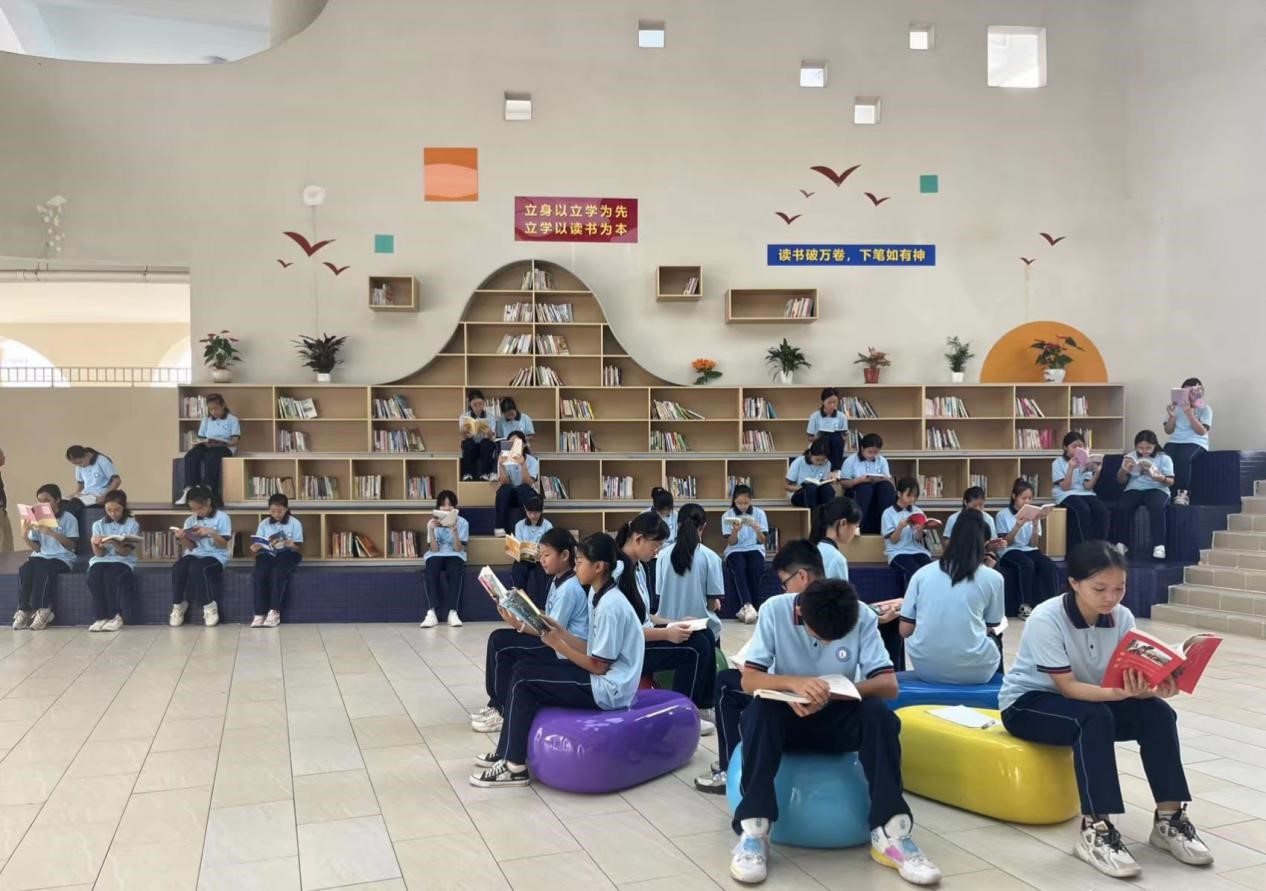 4、惠陽區(qū)第七中學(xué)教學(xué)樓一樓“悅”書吧，成為師生閱讀好去處.jpg